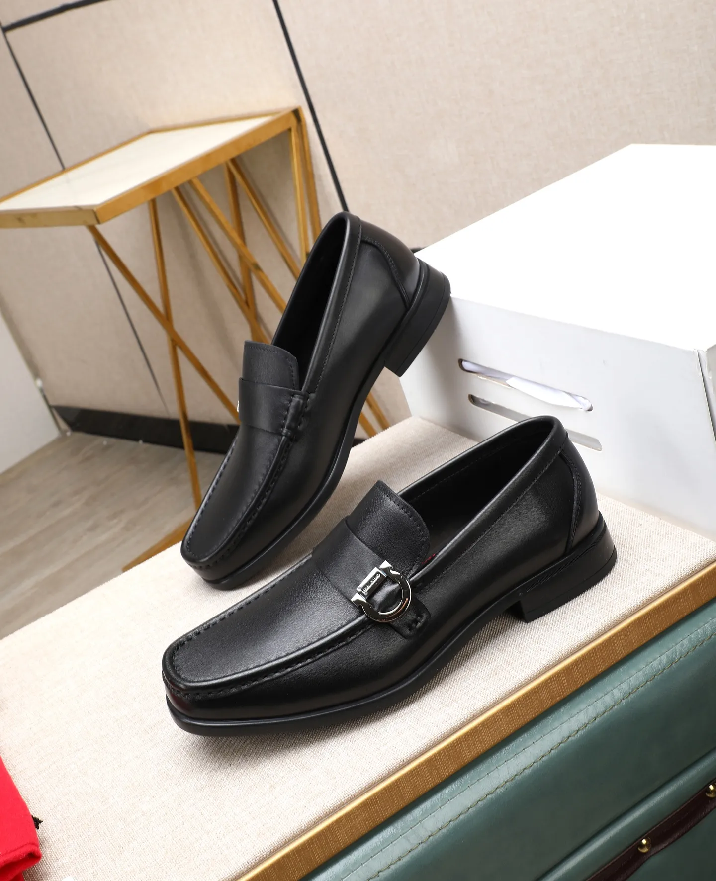 Men's clothing and shoes 💰700📛📛High-end goods! Salvatore Ferragamo is the world's top luxury footwear brand. It comes from Italy, the kingdom of fashion. It is famous all over the world for its traditional handmade design and novel styles... 🚶🏻🚶🏻 Top-quality suit shoes are sold simultaneously at the counter. This style is purely handmade. The fabric is imported Italian calfskin➕soft water-dyed cowhide lining. Specially available with original deep rubber outsole🌀🌀Size: 38➖44